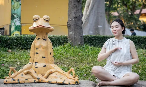 Ai kéo khách đến vây kín bức tượng 'ếch ngồi thiền' ở Thảo Cầm Viên?