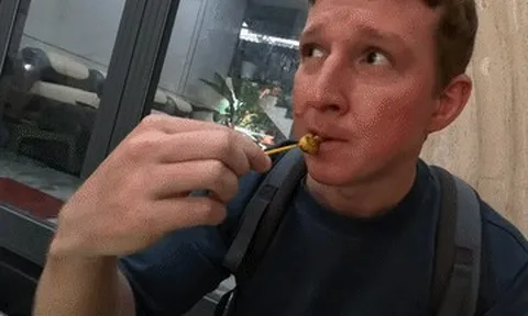 Khách Tây khen nức nở món giòn sần sật ở biển Việt, gọi liền 3 suất