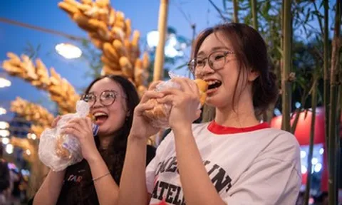 Hàng nghìn người đổ về Lễ hội Bánh mì ở TPHCM, xếp hàng dài chờ thưởng thức