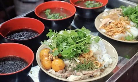 Quán phở gà 34 năm ở Hà Nội, khách tới ăn 5-6 lần mỗi tuần không chán