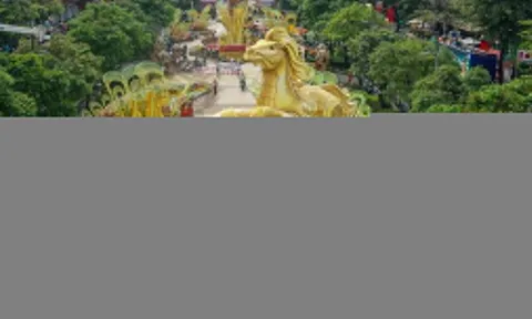 Lượng khách đông chưa từng có đến Đường hoa Nguyễn Huệ 2026