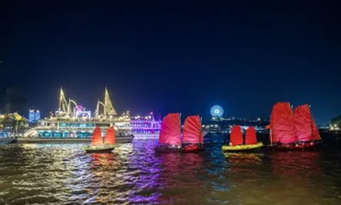 Nghìn du khách nô nức xem tái hiện thuyền buồm trên vịnh Hạ Long dịp nghỉ lễ