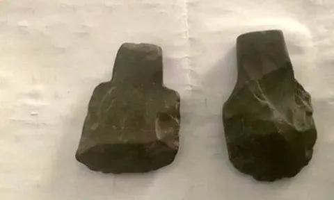 Tìm thấy 5 rìu đá cổ hàng nghìn năm trong lòng hang Én