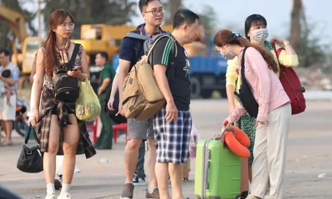 Du khách ùn ùn ra đảo Phú Quý