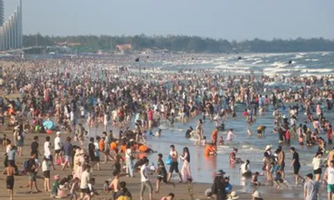 Biển Vũng Tàu đông nghẹt ngày Giỗ Tổ, du khách chen chân tắm mát từ sớm