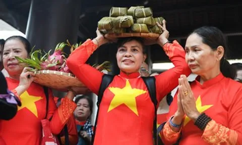 Người dân từ khắp nơi đội lễ tới dâng hương Giỗ Tổ Hùng Vương tại TPHCM