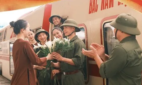 Chuyến tàu Hà Nội 5 cửa ô đặc biệt dịp 30/4-1/5: Chạm vào ký ức, viết tiếp tự hào
