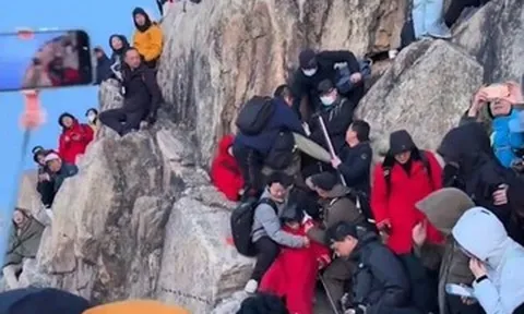 Tranh chỗ ngắm bình minh, du khách xô xát gây ra cảnh tượng hỗn loạn