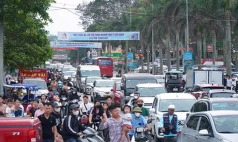 Ô tô nối dài, biển người đổ về Sầm Sơn ngày đầu nghỉ lễ 30/4