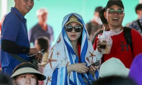 Du khách ùn ùn đổ về vịnh Nha Trang, Hạ Long cũng đông nghẹt ngày đầu nghỉ lễ