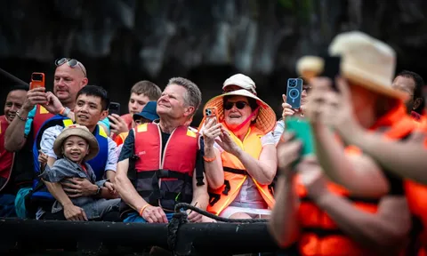 Nườm nượp khách ngoại trên vịnh Hạ Long