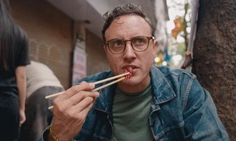 Khách Tây thử món mát lạnh, giòn sần sật ở vỉa hè Hà Nội, khen ngon khó tin