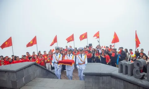 Du khách xúc động với khoảnh khắc thượng cờ trên đỉnh Fansipan