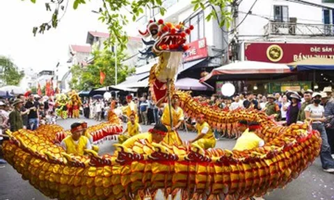 Hàng vạn người trẩy hội Đền Đô trong dịp nghỉ lễ 30/4 - 1/5