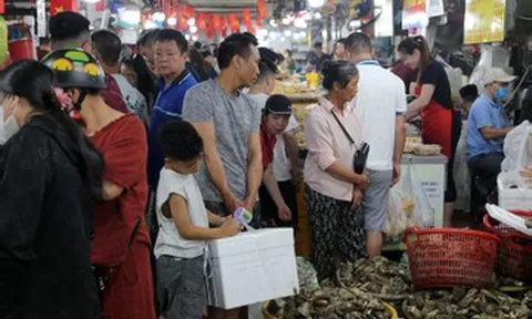 Chợ ở Hạ Long đông nghẹt từ sáng sớm, du khách chen kín mua hải sản về làm quà