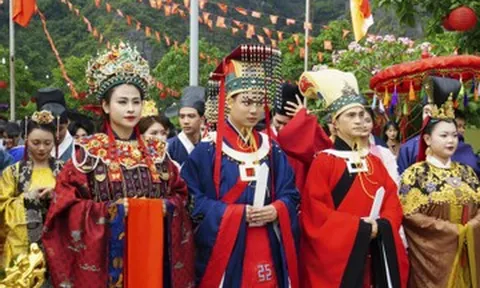 Trình diễn cổ phục vương triều nhà Trần ở Ninh Bình
