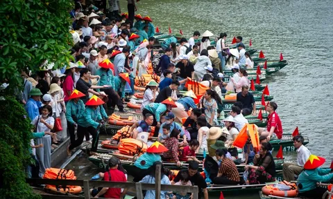 Bỏ cuộc đi thuyền Tràng An vì quá đông