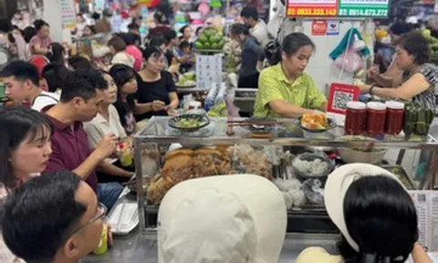 Chợ Cồn đông nghịt dịp lễ, du khách chen chân thưởng thức đặc sản Đà Nẵng