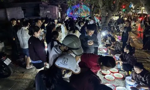 Chợ ven biển Cửa Lò chỉ bán đặc sản top 10 Việt Nam, đêm nào cũng kín khách