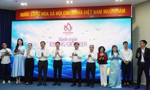 Hoa hậu Lương Thùy Linh làm giám khảo cuộc thi "Sống đẹp" của Báo Thanh Niên
