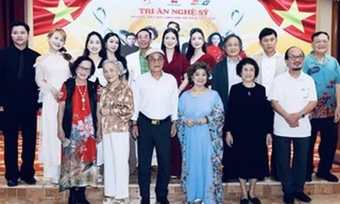 NSND Thanh Hoa tri ân những thanh xuân lặng lẽ của sân khấu âm nhạc tại TP HCM