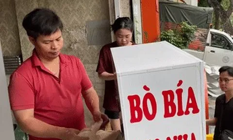 Người đàn ông bán bò bía có ‘thói quen lạ’, khách chờ cả tiếng để mua