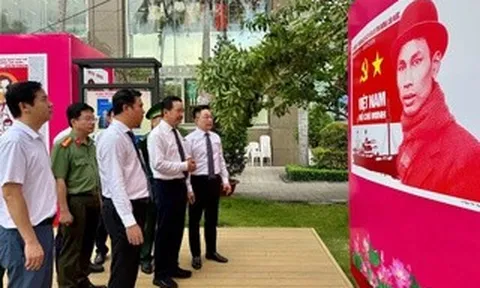 Khai mạc triển lãm 180 tranh cổ động về Bác Hồ tại TPHCM