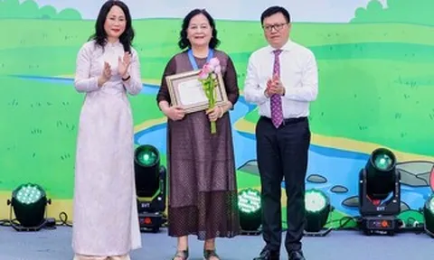 Trao Giải thưởng Lớn 'Thành tựu trọn đời - Hiệp sĩ Dế Mèn' cho NSND Ngô Mạnh Lân