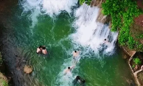 Suối mát lạnh cách Hà Nội 200km, ô tô đỗ gần, khách kéo nhau đến trốn nóng