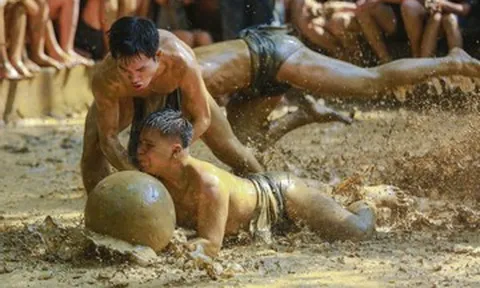 Hàng nghìn người xem tranh cầu trên sới bùn tại lễ hội độc đáo ở Bắc Ninh