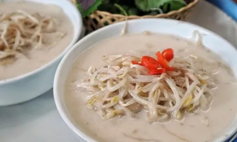 Món 'nửa nộm, nửa bánh đúc' giá 25.000 đồng, khách ưa thích trong ngày hè Hà Nội