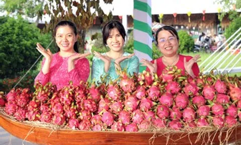 Hàng nghìn người đổ về tham quan lễ hội trái cây ở miền Tây