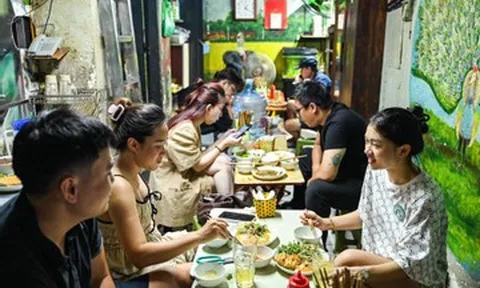 Quán phở xào 35 năm núp sâu trong ngõ nhỏ Hà Nội, nắng nóng vẫn đông kín khách