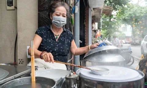 Quán bánh cuốn 53 năm, 'khách Tây đông hơn khách ta' được Michelin khen ngợi