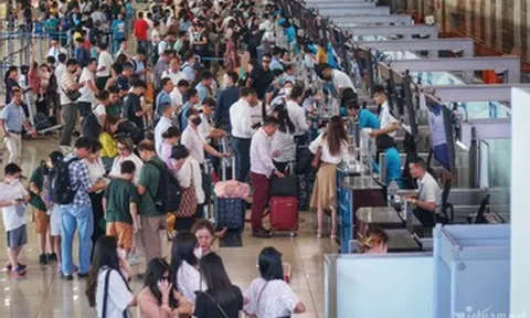 Chiêu tiết kiệm tiền vé máy bay mùa hè của nhiều gia đình