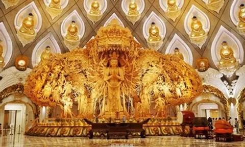 Mái vòm phủ kín tượng Phật khiến du khách choáng ngợp, ngỡ như 'ở thế giới khác'