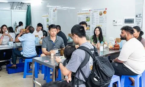 Quán phở gà 4 năm liền được Michelin khen, thuê 2 nhà hàng xóm để đủ đón khách