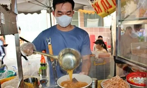 Quán bánh canh trong hẻm TPHCM đông kín khách sau khi được Michelin vinh danh