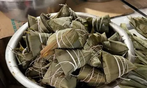 Cửa hàng bán hơn 600 chiếc bánh mỗi ngày, khách xếp hàng 2 tiếng chờ mua