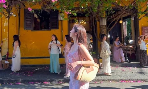 Ca sĩ Hàn Quốc mê mẩn hoa giấy Hội An