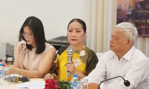 NSND Hồng Lựu khóc nghẹn trong lần ra Hà Nội