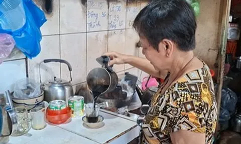Không bảng hiệu, quán cà phê vợt ‘tí hon’ ở TPHCM đắt khách hơn nửa thế kỷ