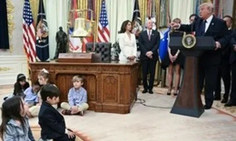Ông Trump cấp 1.000 USD cho mỗi trẻ sơ sinh Mỹ để đầu tư chứng khoán