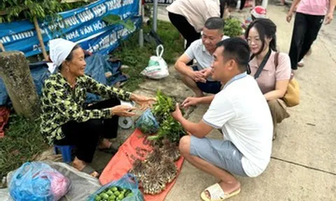 Khu chợ cách Hà Nội 120km bán nhiều đặc sản độc lạ, có thức quà giá chỉ 2 nghìn