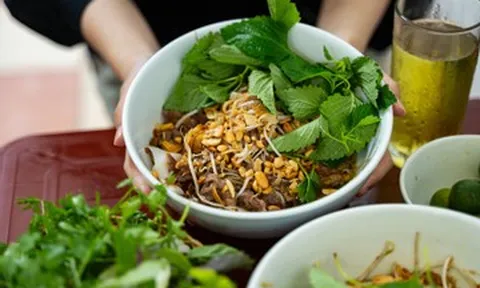 Chủ quán Hà Nội bán món 'phở lạ', hấp sợi phở như bánh bao, trộn 2 loại nước xốt