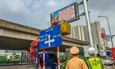 Người dân Hà Nội có thể theo dõi ùn tắc, ngập úng qua hàng chục màn hình LED trên đường