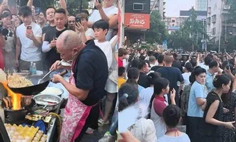 Chủ quán U70 vừa nhún nhảy vừa xào mì khiến khách xếp hàng kín cả khu phố