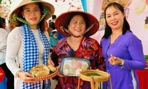 Đã mắt ngắm 'cá mập khổng lồ' ở hội thi thả diều vùng biên giới