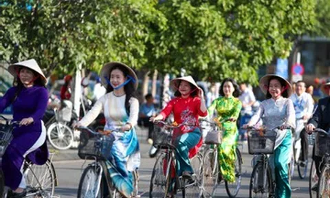Hơn 2.000 người mặc áo dài tạo 'dải lụa' rực rỡ ven biển Nha Trang