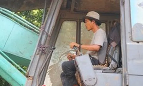 Nghề lái máy tìm nguồn nước đang gặp lúc 'trúng mùa'
